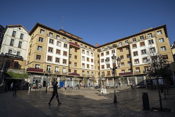 Una de las comunidades afectados por los retrasos en los pagos de las subvenciones es la del nº 1 de la plaza Miguel Unamuno, en el Casco Viejo bilbaino.