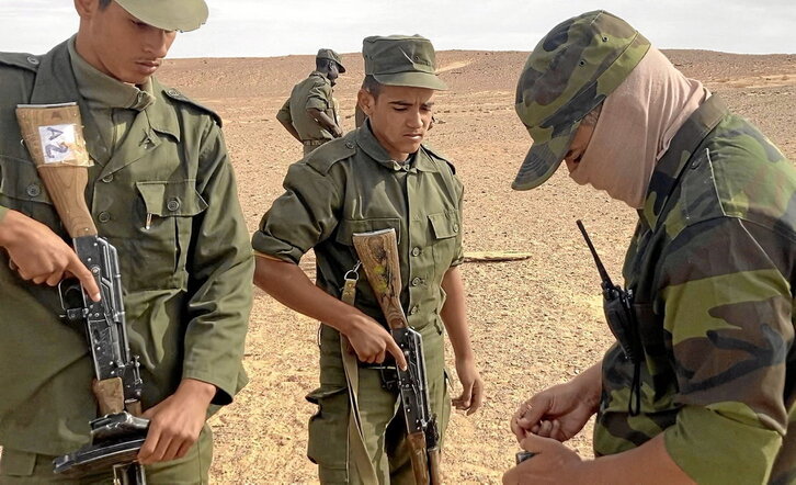 Polisarioko soldaduak, tiro entrenamendu batean, Rabouniko eskola militarretik gertu.