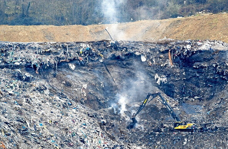 La zona derrumbada, todavía humeante dos semanas después del desastre.