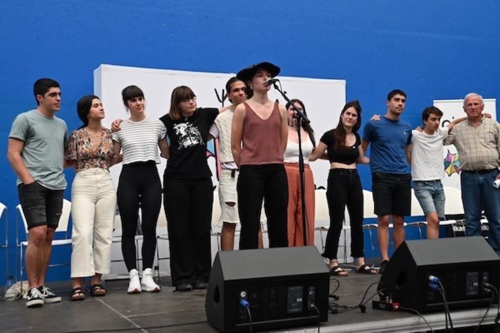 Haira Aizpurua azken agurra kantatzen