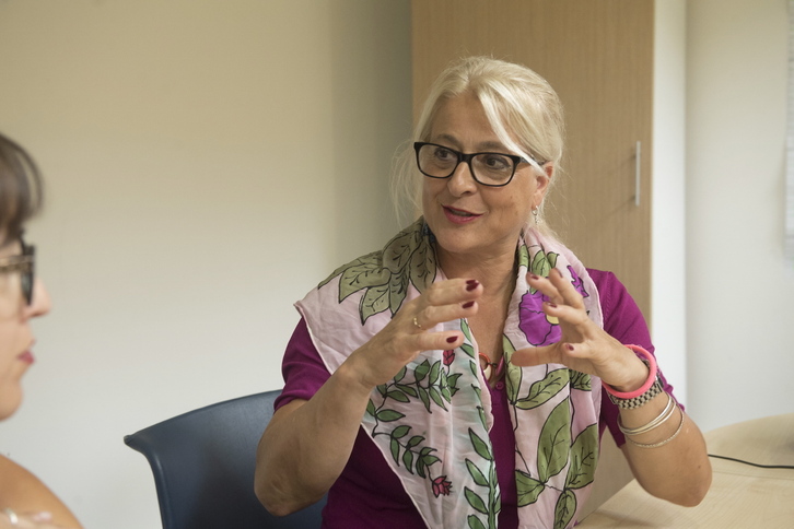 Aizpea Goenaga aktore, zuzendari, antzerki idazlea eta gidaren egileak zuzentzen du ikastaroa.