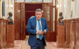 Aitor Esteban, en los pasillos del Parlamento, donde ejerce la portavocía del grupo del PNV.