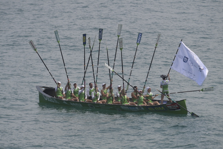 Ioseba Amunarriz, Hondarribiko patroia, Gipuzkoako Bandera astintzen.