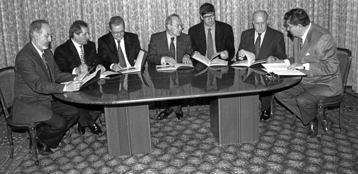 Firma, el 12 de enero de 1989, del Pacto de Ajuria Enea, que abogó por el aislamiento de Herri Batasuna.