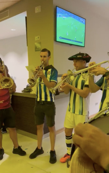 Anoeta estadioko barnealdean ospakizunekin jarraitu du Illarrak, lagunez inguratuta.