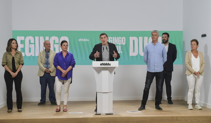 Arnaldo Otegi, junto a los candidatos y candidatas que concurrirán en las listas de la formación soberanista.