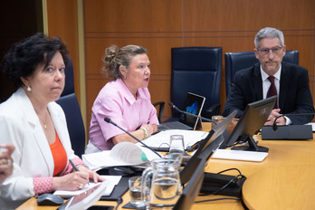 La consejera Sagardui toma la palabra mientras el viceconsejero Quintas aguarda su turno. 