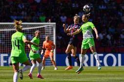 Irene Paredes Alex Poppekin borrokan, larunbatean Barcelonak eta Wolfsburgok jokatutako finalean.