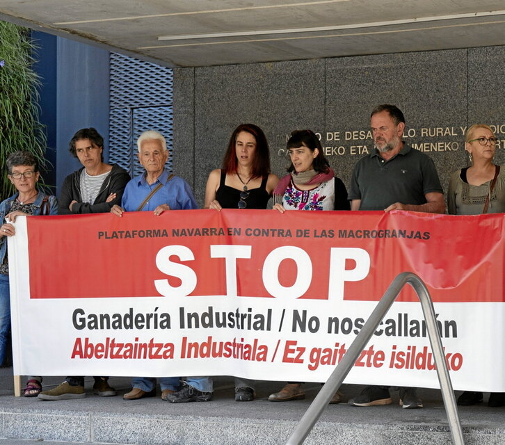 Representantes de la Plataforma contra las Macrogranjas, ayer ante Medio Ambiente.