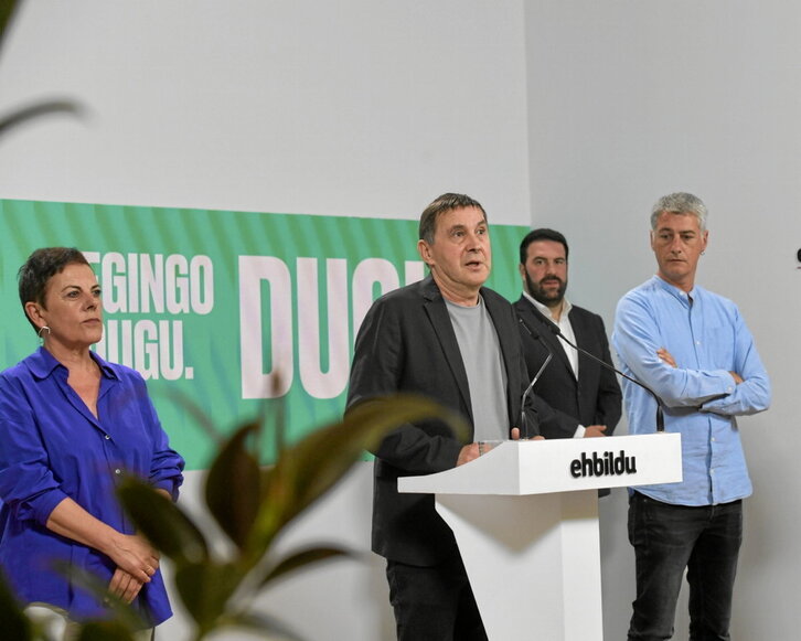 Otegi, junto a los candidatos y candidatas que concurrirán en las listas de EH Bildu.