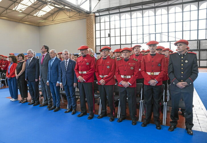 El lehendakari y otros responsables políticos, con la cúpula de la Ertzaintza, en el acto de Arkaute.