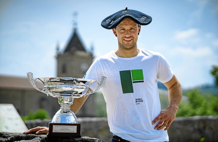 Aitor Elordi, Buruz Buruko txapela buruan duela, Mallabiko udaletxeko balkoian.