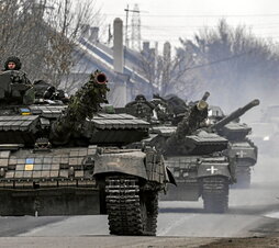 Tanques ucranianos T64, en dirección a Donetsk.