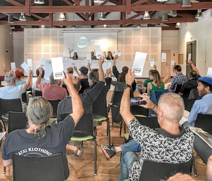 EH Bai-ko militanteek Espagnac sozialistak eginiko eskaintza onartzearen alde bozkatu zuten, Saran.