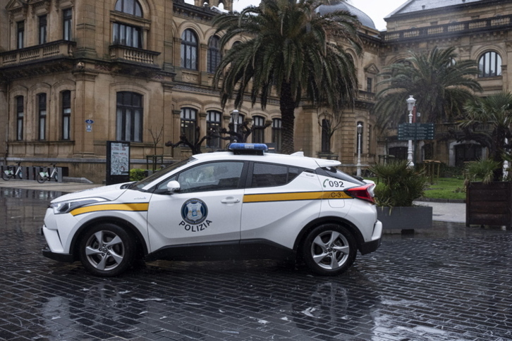 Vehículo de la Policía Municipal de Donostia en las inmediaciones del Ayuntamiento.
