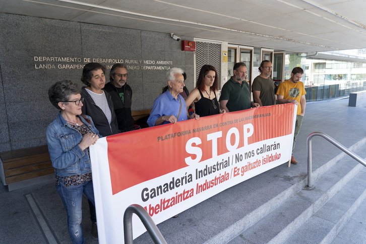 Integrantes de la Plataforma Navarra contra las Macrogranjas, en una protesta ante la sede del Departamento de Desarrollo Rural y Medio Ambiente del Gobierno navarro.