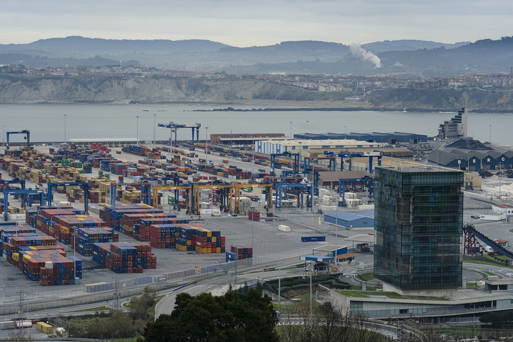 Terminal de contenedores del Puerto de Bilbo.