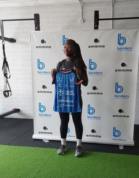 Lyndie Tchaptchet, Ammma zentroan, aurkezpen ekitaldian.