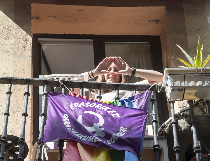 Emakume bat ikur feminista egiten, artxiboko irudian.