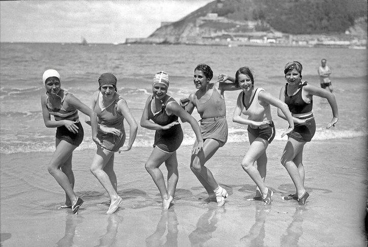 Kontxako hondartzan bainua hartzera doan emakume taldea. FOTOTEKA