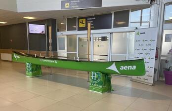 La réplica de una trainera de Hondarribia recibirá a los pasajeros del Aeropuerto de la localidad bidasotarra.