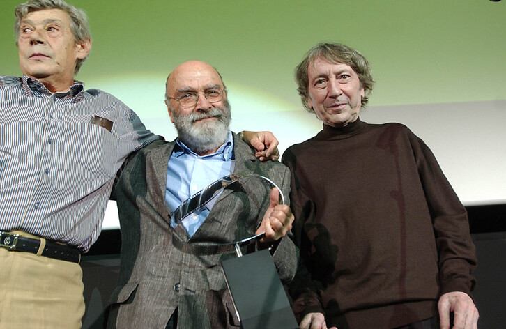 Elias Querejeta, ezkerrean, 2004ean Zinemaldian, Luis de Pablo eta Antton Ezeizaren ondoan.