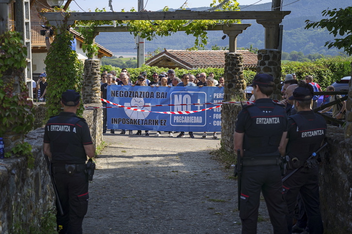 Protesta de los agentes de la Ertzaintza en Busturia, donde se ha reunido el Consejo de Gobierno.
