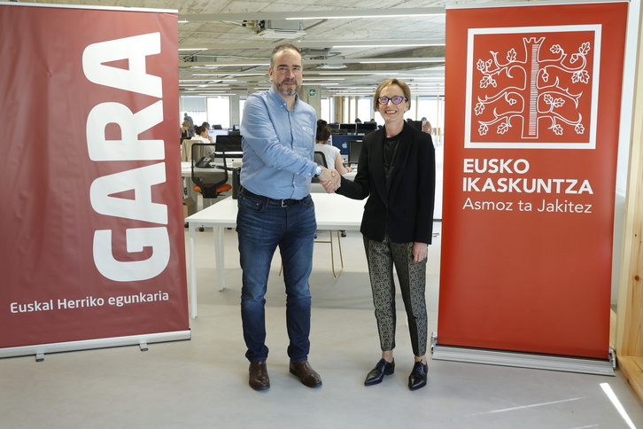 Iñaki Soto GARAko zuzendaria eta Ana Urkiza Eusko Ikaskuntzako lehendakaria, GARAren Donostiako erredakzioan.
