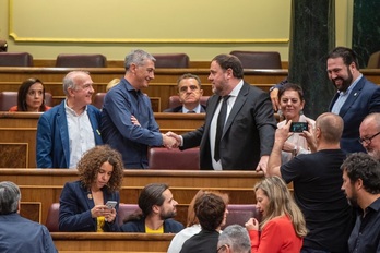 Oskar Matute, junto a otros representantes de EH Bildu, saluda a Oriol Junqueras en la sesión constitutiva del Congreso de mayo de 2019. 