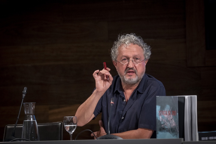 Clemente Bernad, en la presentación de ‘Cerca de aquí - Hemendik hurbil’. 