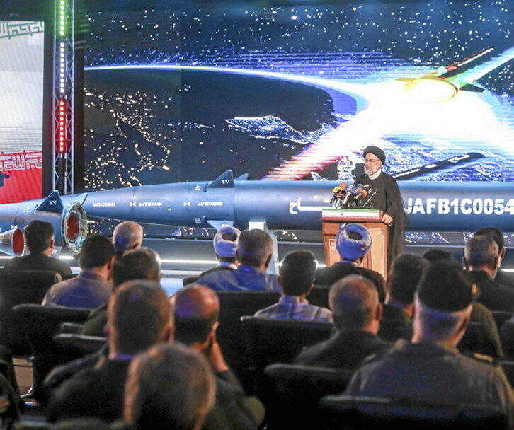 El presidente iraní, Ebrahim Raisi, junto al misil Fattah.