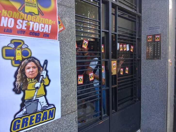 Protesta laboral ante la vivienda de la consejera Sagardui en Bilbo.