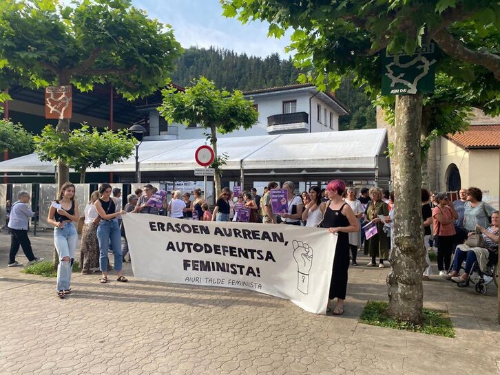 Legorretan egin duten elkarretaratzea.