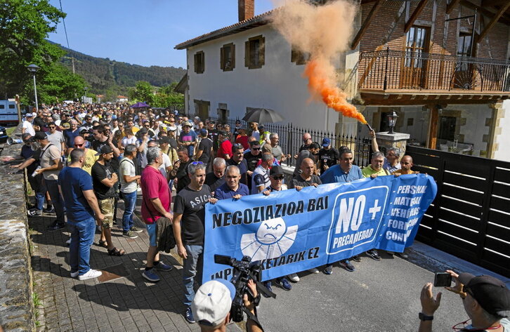 Cientos de ertzainas se concentraron en Busturia a convocatoria de la mayoría sindical en la Ertzaintza.