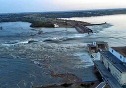 Imagen del agua desbordando la presa destruida de Kajovka.