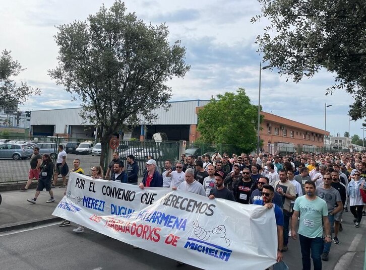 Los trabajadores de Michelin Gasteiz se han manifestado en su segundo día de huelga.