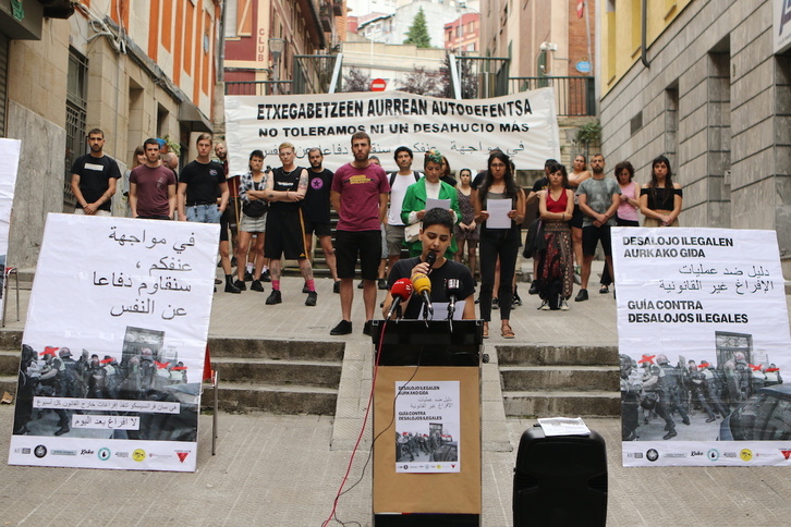 Representantes de los colectivos que impulsan la guía contra los desalojos ilegales.
