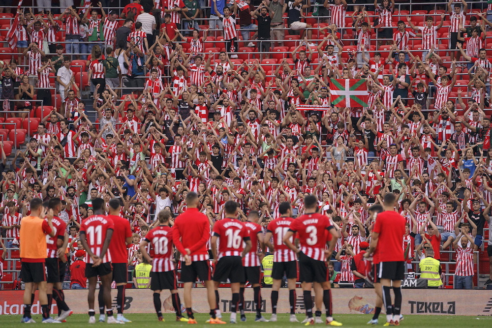 Los jugadores saludan a la grada popular al acabar un partido. (Aritz LOIOLA / FOKU) Los jugadores saludan a la grada popular al acabar un partido. (Aritz LOIOLA / FOKU)