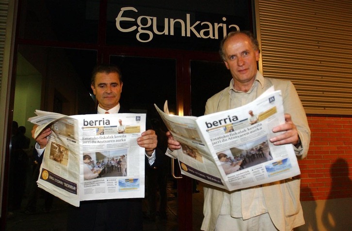 Joxean Lizarribar eta Martxelo Otamendi, ‘Berria’ren lehenengo alea eskuetan dutela.