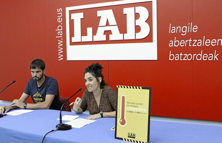 Inko Iriarte, Lan Osasuneko idazkaria, eta Oihana Lopetegi, Ekintza Sindikaleko arduraduna.