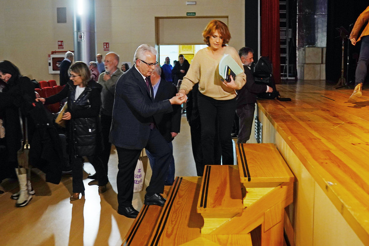 Dolores Delgado ayuda a subir unas escaleras a Baltasar Garzón en un acto por la memoria histórica en Catoira (Galiza) en marzo.