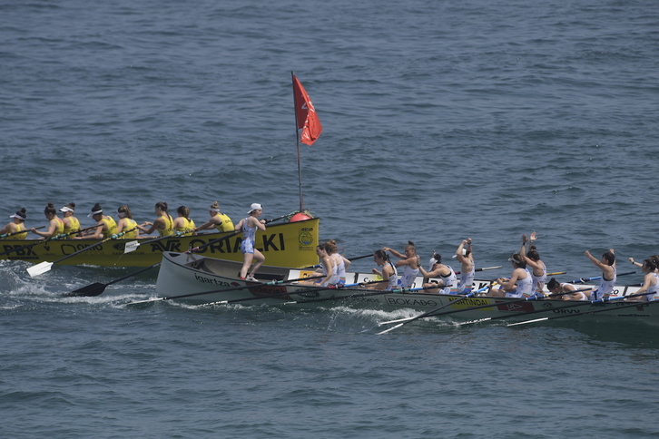 Donostiarrako arraunlariak Gipuzkoako Txapelketako garaipena ospatzen, Oriokoak atzean dituztela, Zarautzen. 