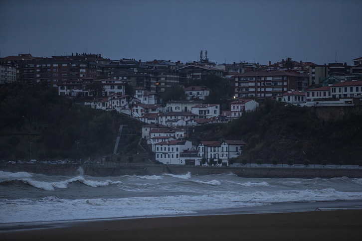Ereaga hondartza eta Algortako portua, artxiboko irudian.