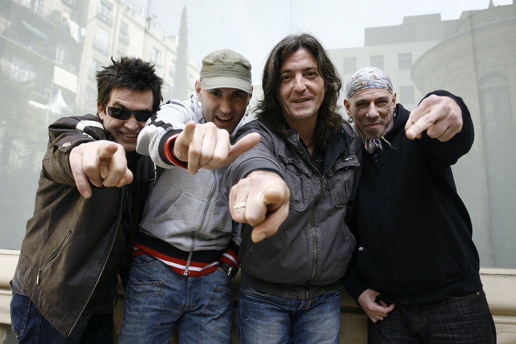 Barricada taldeko kideak 25. urteurreneko diskoa aurkeztu zutenean.