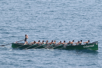 Donostiarrako arraunlariak Gipuzkoako Txapelketako garaipena ospatzen, Oriokoak atzean direla, Zarautzen. 