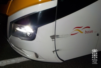Nungún pasajero resultó herido y el autobús solo sufrió daños leves.