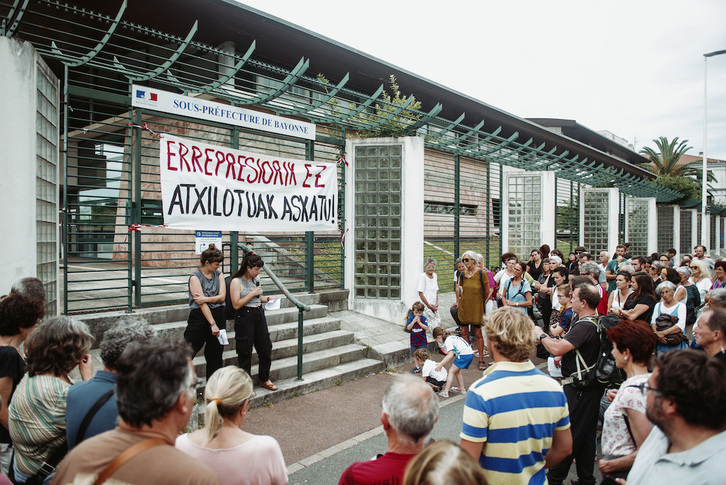 Protesta para pedir la libertad de los detenidos desarrollada el miércoles ante la Subprefectura de Baiona.