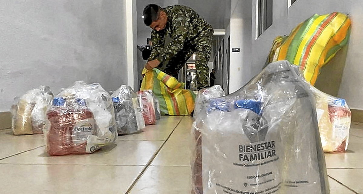 Oihanean zehar utzi zituzten laguntzeko sortak (ARMADA KOLONBIARRA / AFP)