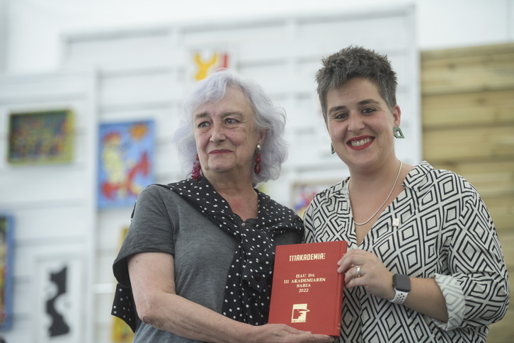 Arantxa Urretabizkaia, hunkituta, saria jasotzeko ekitaldian. 