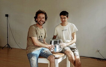 Imanol Espinazo eta Ander Fernandez, Ostempo Nunaren sortzaileak, proiektuaren emaitzarekin, soinu kapsularekin, Hendaiako Borderline Fabrikan. Ondoko irudian, kapsula bera.